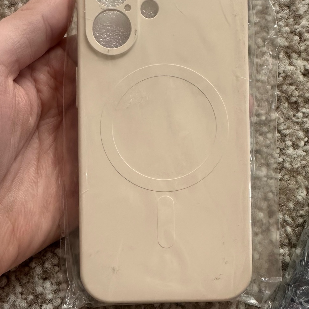 Liquid Ivory Magnetic Phone Case for iphone 16 - Picture 2 of 3